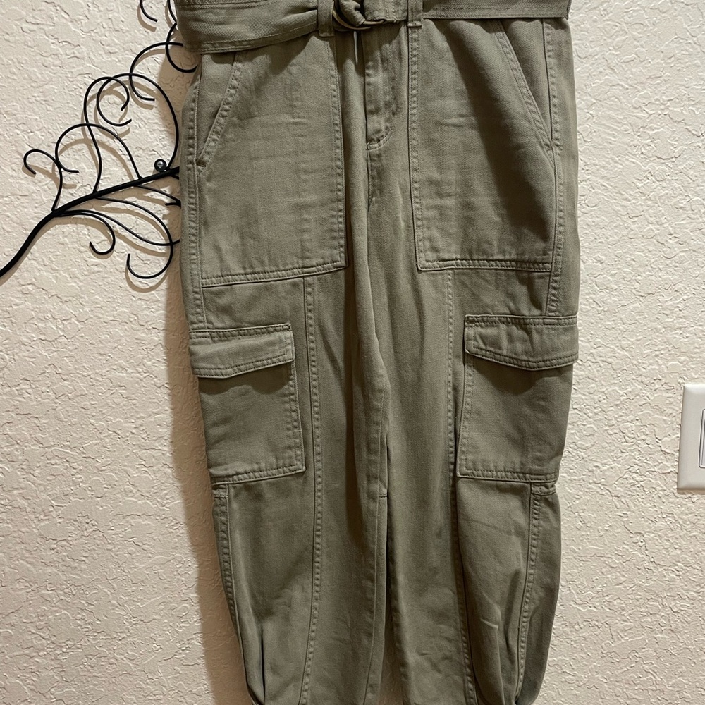 Banana Republic cargo capri in olive green/ sage color. Comes w/ matching belt.